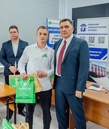 «Зелёный сад» вручил подарки рязанским выпускникам-строителям перед армией