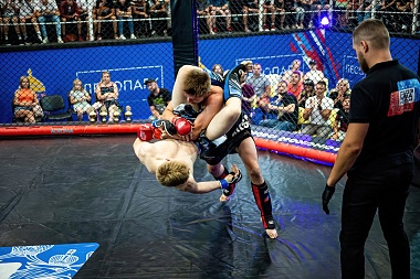 В рязанском Лесопарке прошёл турнир ММА «Битва за Рязань»