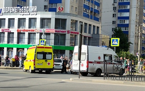 В Дашково-Песочне мотоциклист на полной скорости врезался в автомобиль