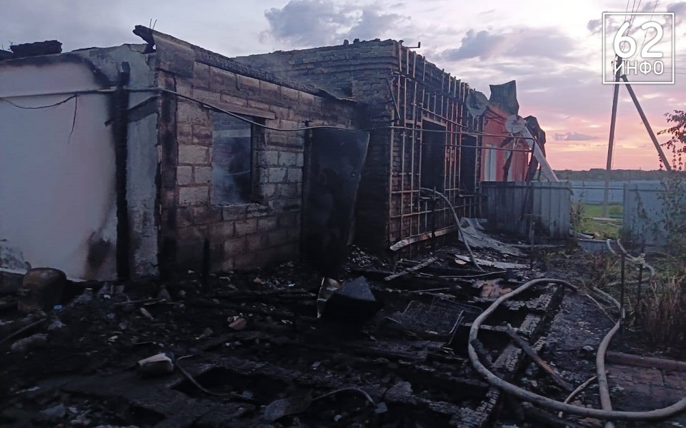 Женщина в тяжелом состоянии, мужчина мертв: страшный ночной пожар в Рязанской области - 62ИНФО