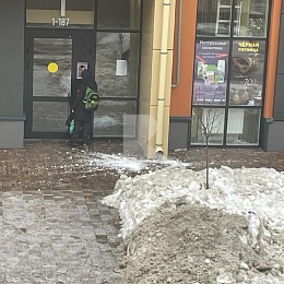 Жителям одного из ЖК по улице Интернациональной посоветовали носить каски 