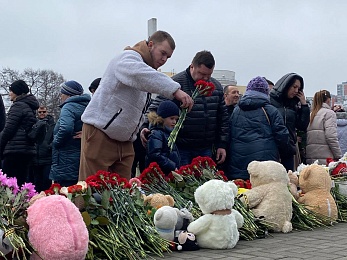 В Рязани прошел траурный митинг в память жертв теракта в "Крокусе" - 62ИНФО В Рязани прошел траурный митинг в память жертв теракта в "Крокусе"