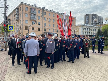 В Рязани 9 Мая возложили цветы к Вечному огню и развернули Георгиевскую ленту