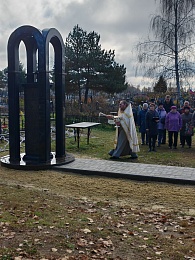 В шиловском селе установили памятник о погибших в ЧС на заводе 2021 года 