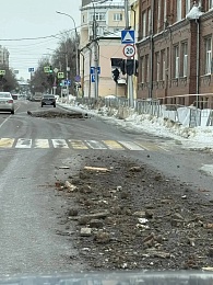 Видеонаблюдение помогло найти рассыпавший строительный мусор в Рязани грузовик