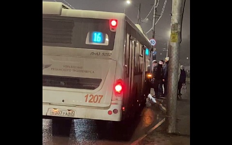 Рязанцы пожаловались на водителей, не открывающих двери автобусов