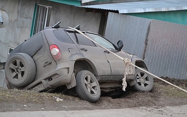В Пронске автомобиль едва не свалился с крутого спуска на жилые дома