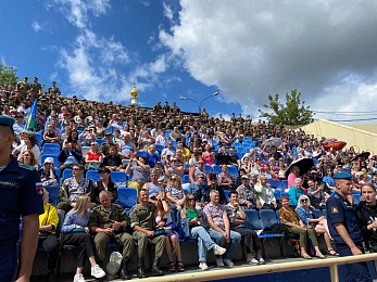 В Рязани День ВДВ отметили показательными выступлениями десантников и прыжками с парашютом
