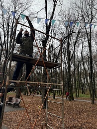 В Рязани Лесопарк украшают в Новому году - 62ИНФО В Рязани Лесопарк украшают в Новому году