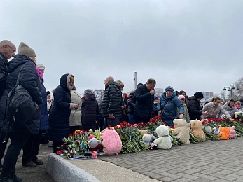 В Рязани прошел траурный митинг в память жертв теракта в "Крокусе" - 62ИНФО В Рязани прошел траурный митинг в память жертв теракта в "Крокусе"