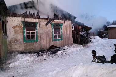 В Старожиловском округе 14 часов тушили большой пожар в жилом доме