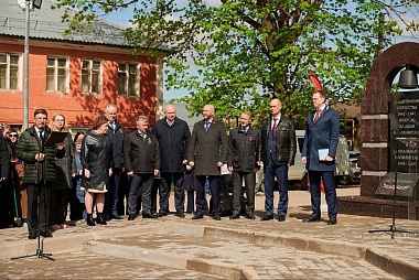 В Шилове зажгли Вечный огонь от пламени у монумента Победе в Рязани - 62ИНФО В Шилове зажгли Вечный огонь от пламени у монумента Победе в Рязани