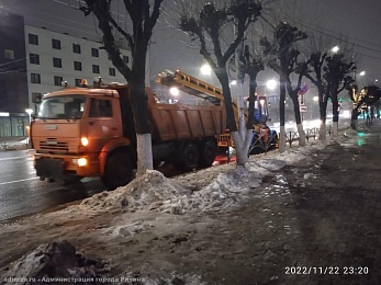 Более 70 рабочих вышли чистить тротуары в Рязани 