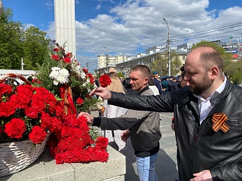 В Рязани 9 Мая возложили цветы к мемориалу на площади Победы - 62ИНФО В Рязани 9 Мая возложили цветы к мемориалу на площади Победы
