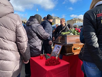 Проститься с погибшими при пожаре на рязанском заводе пришли более 2000 человек - 62ИНФО Проститься с погибшими при пожаре на рязанском заводе пришли более 2000 человек