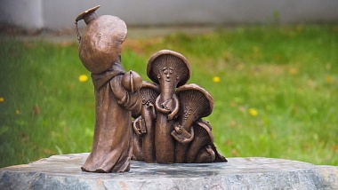 У Рязанского политеха установили скульптуру грибов в виде профессора и студентов