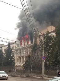 Восемь пожарных машин тушат горящее здание Училища связи на Каширина в Рязани