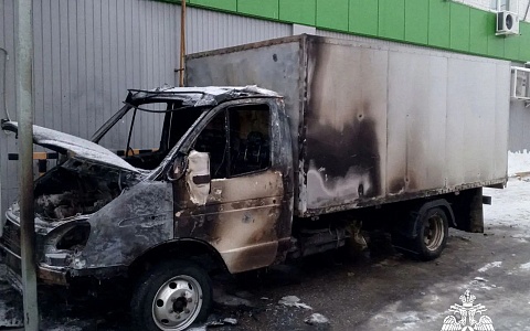 В Сасове от горящей машины загорелся дом