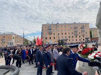 В Рязани 9 Мая возложили цветы к Вечному огню и развернули Георгиевскую ленту