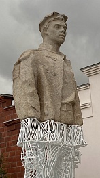 На Рязанской ВДНХ поставили найденные в Оке призраки-скульптуры СССР