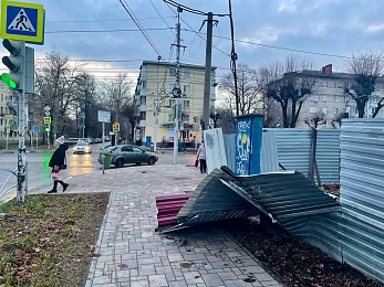 Фото последствий: ураган в Рязани рушил стены, срывал крыши и сносил остановки