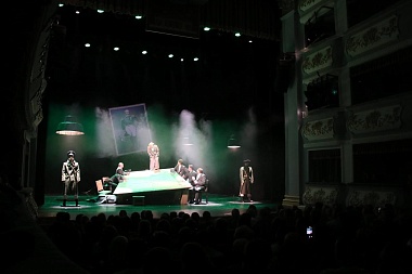 Сотрудников местного самоуправления поздравили спектаклем «Ревизор»