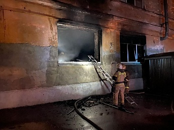 В Рязани 35 человек тушили пожар в школе №7 