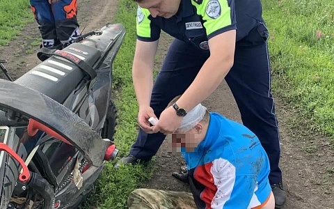 Автоинспекторы оказали первую помощь мотоциклисту в Рязанской области 