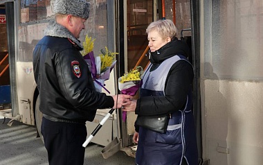 Рязанские инспекторы ДПС поздравляют женщин с 8 марта