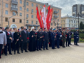 В Рязани 9 Мая возложили цветы к Вечному огню и развернули Георгиевскую ленту