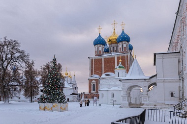 Митрополит Марк сделал атмосферные фото Новогодней столицы