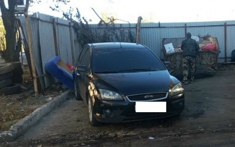 В Рязани водители нарушили правила парковки у мусорных площадок
