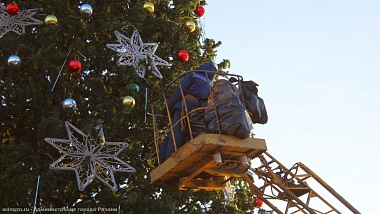 В Рязани на площади Театральной поставили 18-метровую ель