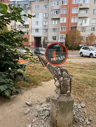 В Рязани на ограждение детской площадки упал бетонный столб