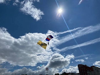 В Рязани День ВДВ отметили показательными выступлениями десантников и прыжками с парашютом
