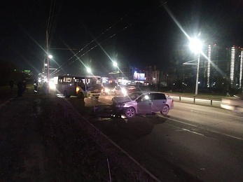 Пассажирка легковушки пострадала в ДТП с автобусом возле «Премьера» в Рязани 