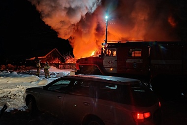 В Старожиловском округе 14 часов тушили большой пожар в жилом доме