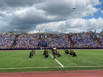 В Рязани День ВДВ отметили показательными выступлениями десантников и прыжками с парашютом