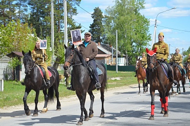 В рязанском поселке Ласковский 9 Мая прошел «Бессмертный полк» в конном строю - 62ИНФО В рязанском поселке Ласковский 9 Мая прошел «Бессмертный полк» в конном строю