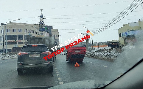 В Рязани на проезде Яблочкова у НИТИ перевернулась машина