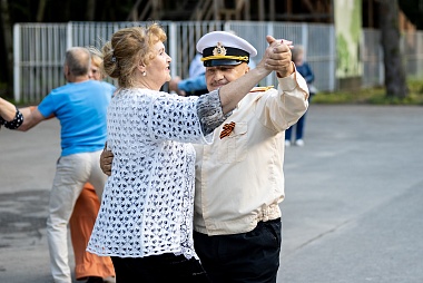 В Рязани в Лесопарке танцуют за активное долголетие - 62ИНФО В Рязани в Лесопарке танцуют за активное долголетие