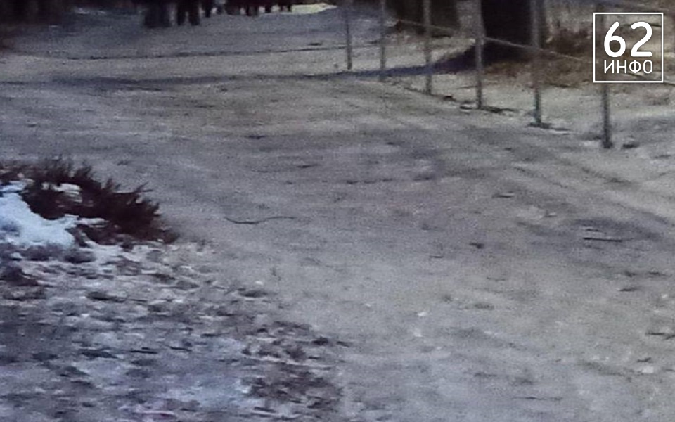 Рязанцы пожаловались на гололед у школы №50 - 62ИНФО