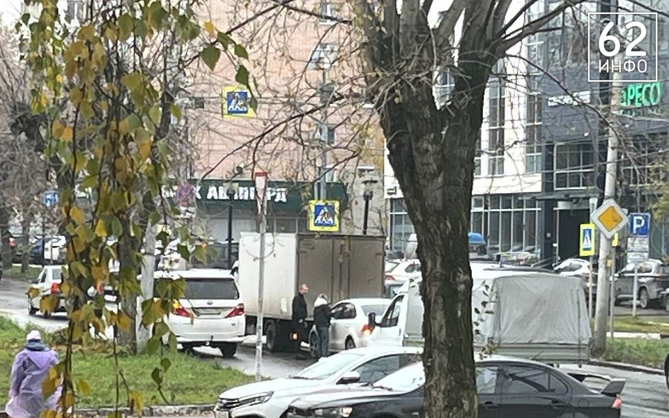 В Рязани на улице Есенина столкнулись грузовая "Газель" и легковушка - 62ИНФО