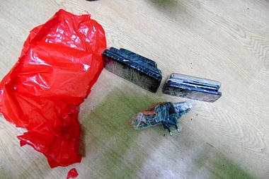 В Милославском районе осуждённым пытались перебросить 6 мобильных и роутер через забор колонии