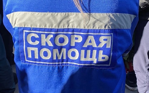 Под Рязанью фура столкнулась с легковушкой и вылетела в лес