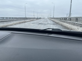 Все хуже: водители сообщают о десятках опасных ям на Солотчинском мосту