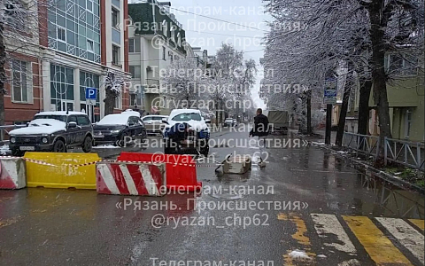 В Рязани водитель убрал бетонный блок и проехал по перекрытой улице