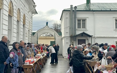 Фоторепортаж: рязанцы освятили куличи у Скорбященского храма