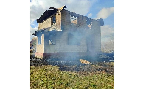 В Захаровском округе произошел пожар в строящемся доме