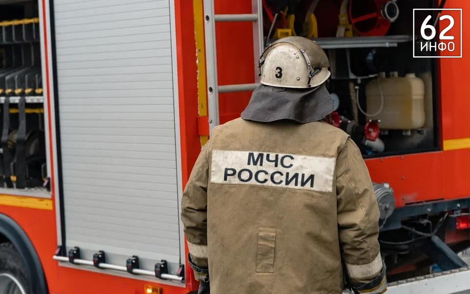 На улице Островского в Рязани загорелся частный дом  - 62ИНФО На улице Островского в Рязани загорелся частный дом  - 62ИНФО